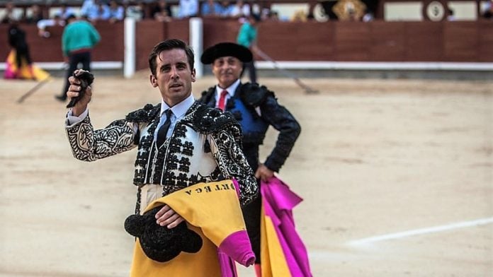 Juan Ortega, dando la vuelta al ruedo del coso de Las Ventas en una anterior temporada.