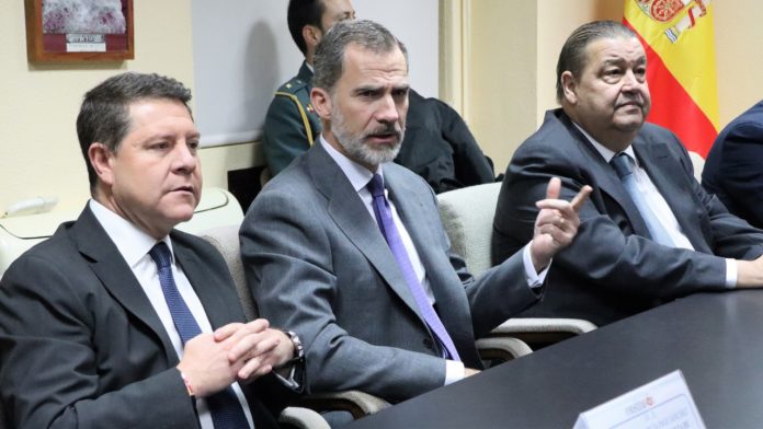 Felipe VI, en el acuartelamiento del GEO, en Guadalajara, junto con Page.