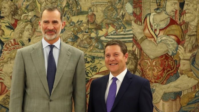 García-Page con Felipe VI, en el Palacio de la Zarzuela.