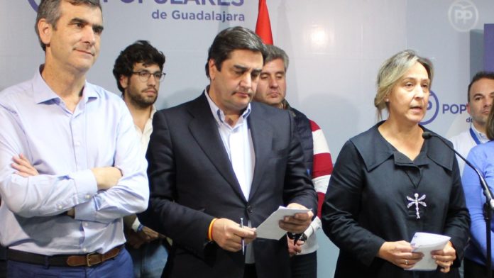 Guarinos se aferra a Román y Lamola para tener algo positivo que decir Guarinos, con Echániz y Román, en la última noche electoral.