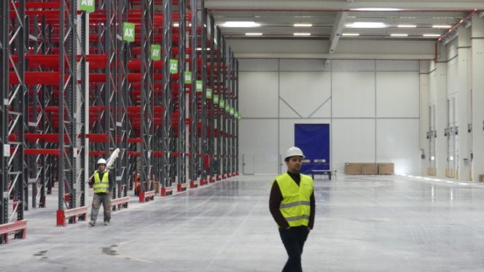 Trabajadores en una nave de logística de Guadalajara. (Foto: La Crónic@)