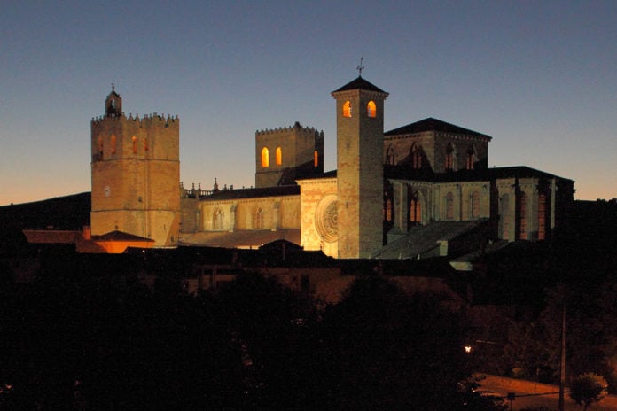 La catedral de Sigüenza, de noche.