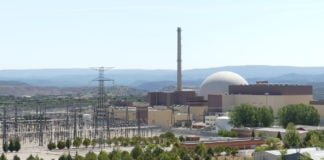 Al fondo, el reactor de la central nuclear de Trillo.