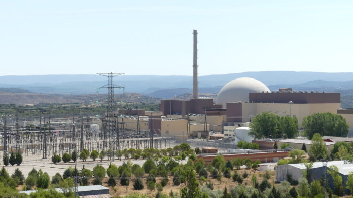 Al fondo, el reactor de la central nuclear de Trillo.
