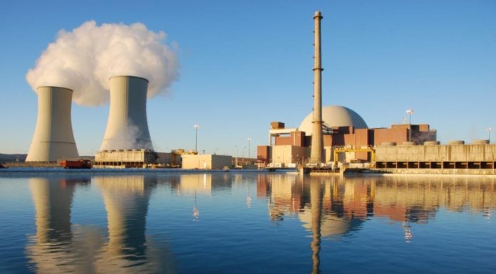 Las torres de refrigeración de la central nuclear de Trillo vuelven a dejar ver sus penachos de vapor de agua.