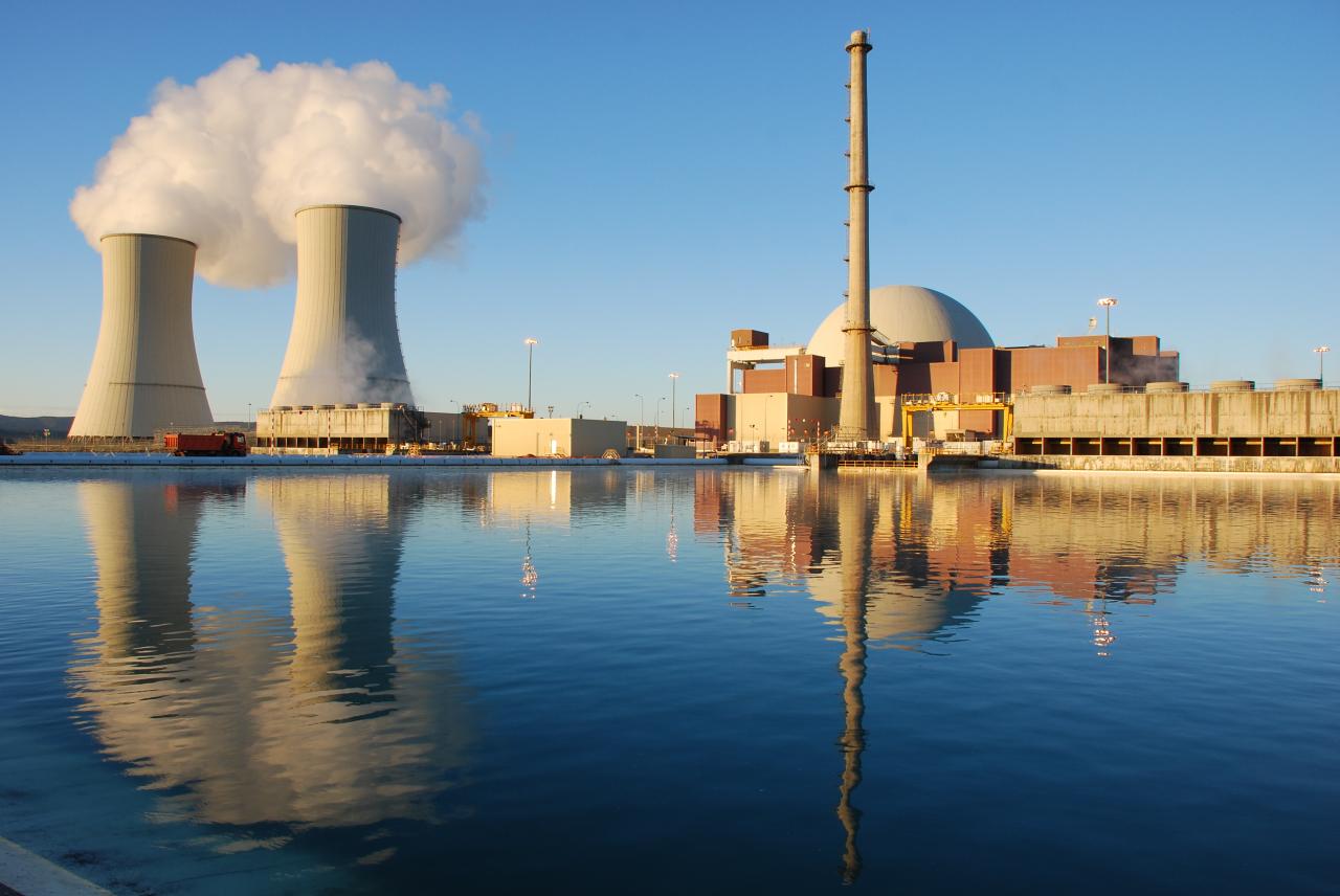 Las torres de refrigeración de la central nuclear de Trillo vuelven a dejar ver sus penachos de vapor de agua.