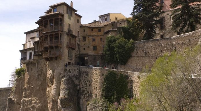 Estafó 150.000 euros a dos matrimonios de avanzada edad en Cuenca Casas Colgadas de Cuenca, la imagen más conocida de la ciudad.