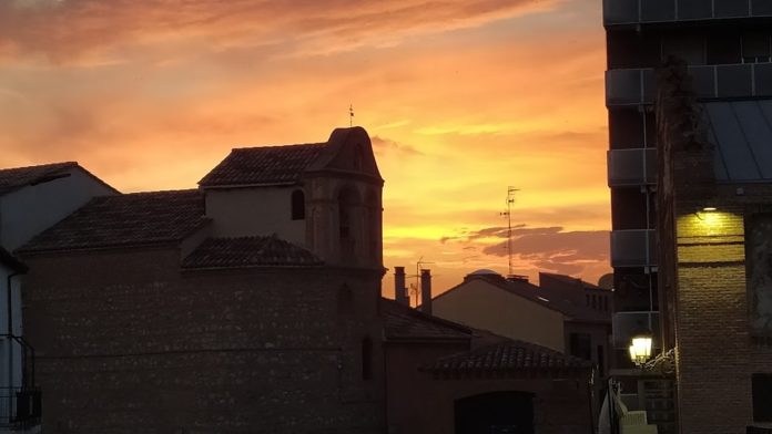 El calor de todo el día se nota incluso en la intensidad de los atardeceres. (Foto: La Crónic@) El calor de todo el día se nota incluso en la intensidad de los atardeceres. (Foto: La Crónic@)