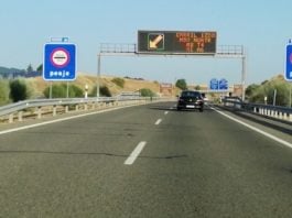 Peaje en la R-2, de los que habrá que seguir pagando incluso si la Junta consigue lo que reclama. (Foto: La Crónic@)