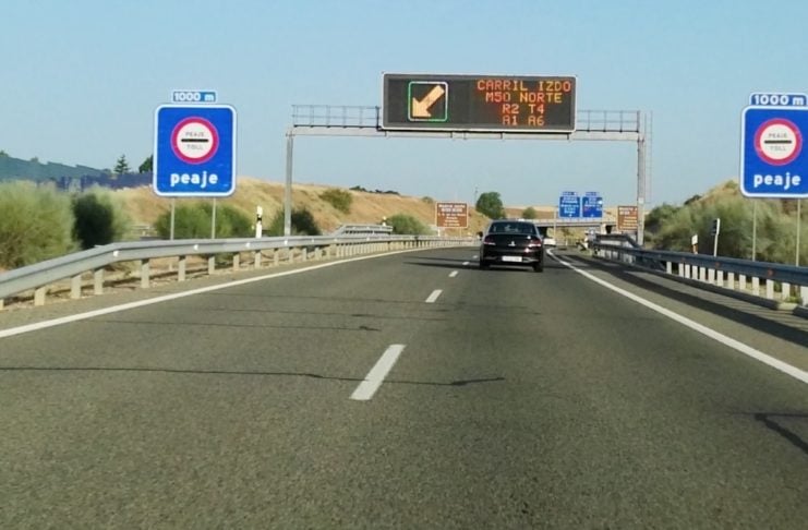 Adiós a los baches de la R-2 Peaje en la R-2, de los que habrá que seguir pagando incluso si la Junta consigue lo que reclama. (Foto: La Crónic@)