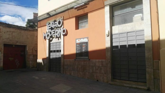 Fachada del Teatro Moderno, cerrado desde hace meses por falta de programación cultural. (Foto:La Crónic@)