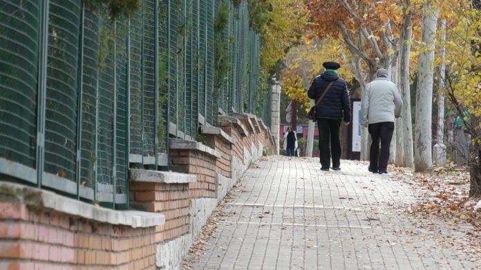 Dos jubilados, en los aledaños de la Estación de Autobuses de Guadalajara. (Foto: La Crónic@)