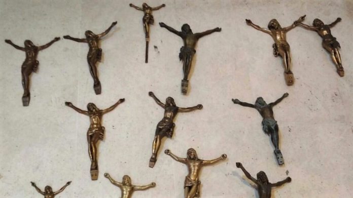 Los ladrones de crucifijos de bronce arrasan también el cementerio de Cabanillas