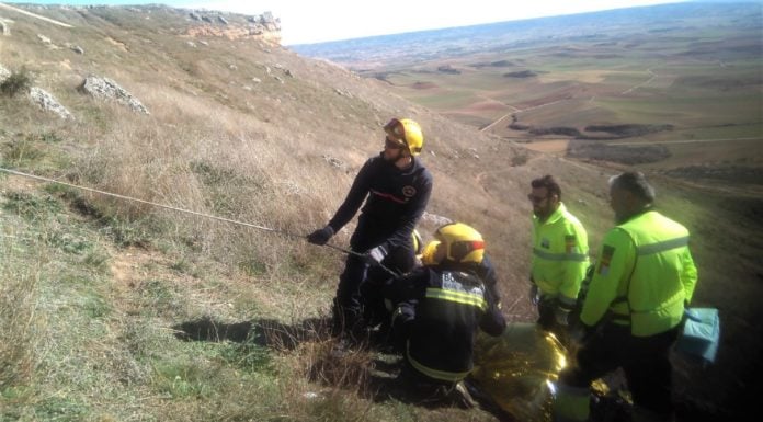 Dos muertos en Alarilla en el accidente de un parapente Imagen de archivo del rescate de un parapentista en La Muela en el año 2020, justo antes de la pandemia.