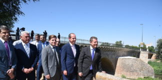 Hernando, Rojo y García-Page en 2019 el día en que se dio por inaugurada la última reforma del puente árabe sobre el Henares, trabajos que se detallan en esta información.