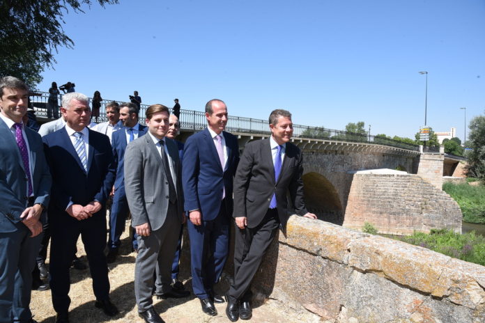 Hernando, Rojo y García-Page en 2019 el día en que se dio por inaugurada la última reforma del puente árabe sobre el Henares, trabajos que se detallan en esta información.