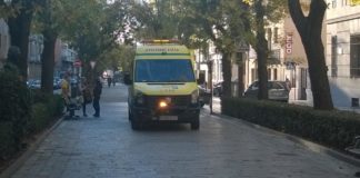 Ambulancia en pleno paseo de Las Cruces, en Guadalajara.