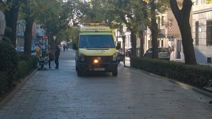 Ambulancia en pleno paseo de Las Cruces, en Guadalajara.