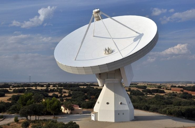 ¿Cómo se ha encontrado azúcar en el Universo desde el observatorio de Yebes? Una de las antenas del Observatorio de Yebes.