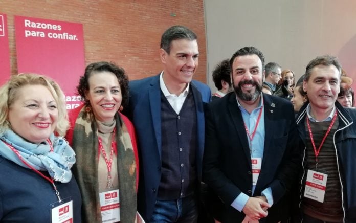 Pedro Sánchez, a la derecha de José Luis Blanco, junto a otros 