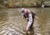 Pescando de coto en coto por la provincia Pescadores en un río.