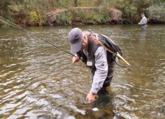 Pescando de coto en coto por la provincia Pescadores en un río.