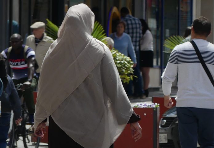 Mujer con indumentaria islámica en la Calle Mayor de Guadalajara. (Foto: La Crónic@)
