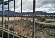 Alrededores de Entrepeñas, desde una gasolinera abandonada tras la caída del turismo en la zona. (Foto: La Crónic@)
