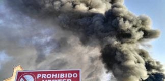 Así de impresionante era la columna de huma del incendio de Chiloeches en las primeras horas. (Foto: A. González / La Crónic@)