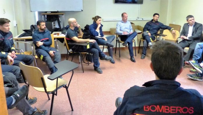 Rojo escucha a los bomberos de Guadalajara, que piden más coordinación y mejores instalaciones