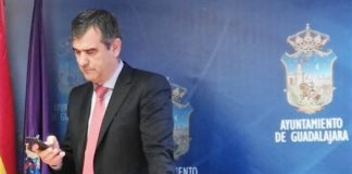 Román, a casi 1.000 vecinos por WhatsApp a la semana