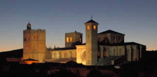 La catedral de Sigüenza, en una hermosa vista nocturna.