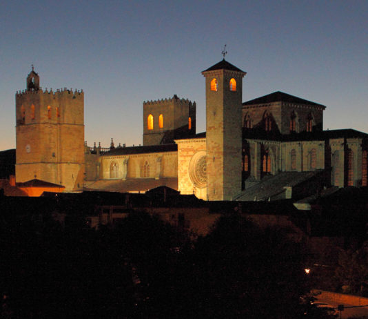 La catedral de Sigüenza, en una hermosa vista nocturna.