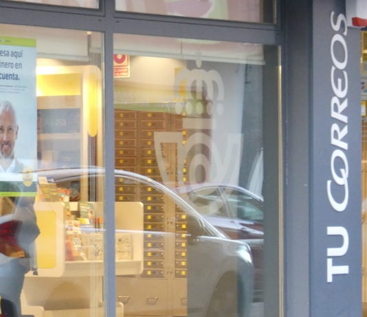 Oficina de Correos, empresa pública que se está pocupando del reparto de los 5 millones de mascarillas de la Junta de Castilla-La Mancha.