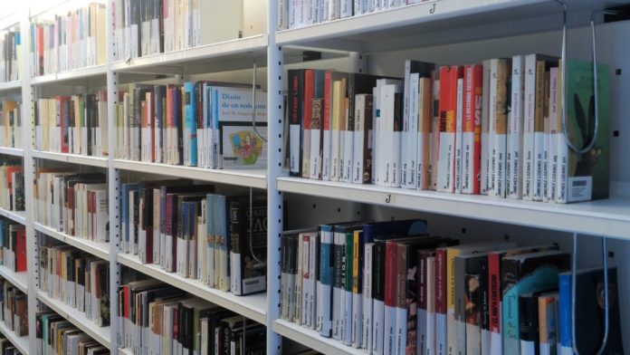 Estantes con libros en la Biblioteca Provincial, en Dávalos. (Foto: La Crónic@)