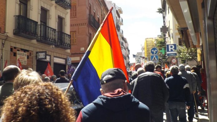 Trabajan para una consulta popular sobre Monarquía o República en España Bandera republicana en una manifestación del Primero de Mayo en Guadalajara. (Foto: La Crónic@)