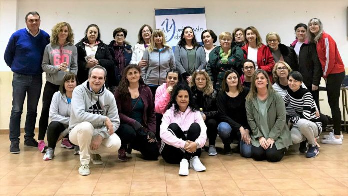 Un grupo de mujeres de Yebra se previene ante posibles agresiones aprendiendo defensa personal