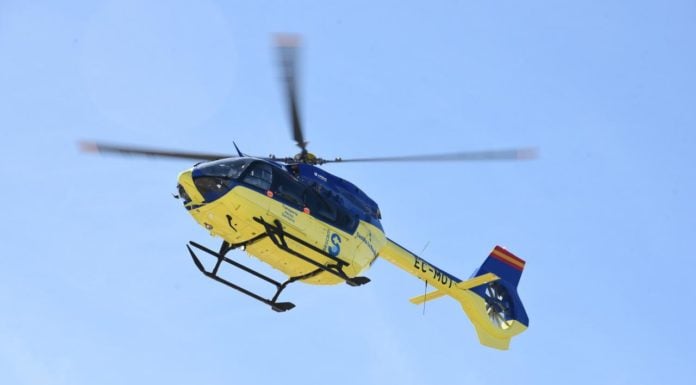 Un helicóptero del SESCAM fue movilizado para la evacuación de uno de los afectados por el incendio de Armallones.