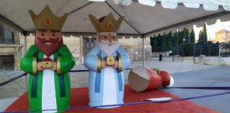 Un rey mago por los suelos mientras espera que lo suban a un elefante