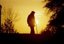 La subida de las pensiones no peligra, dice el Gobierno Anciano, en un atardecer.