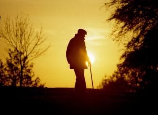 La subida de las pensiones no peligra, dice el Gobierno Anciano, en un atardecer.