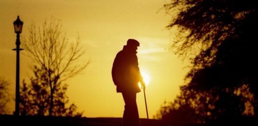 Anciano, en un atardecer.