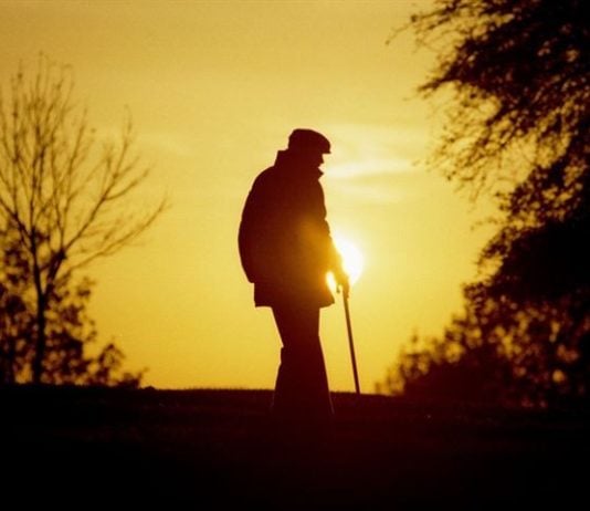 Anciano, en un atardecer.
