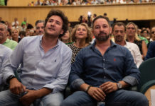 López Maraver y Santiago Abascal durante un acto electoral de VOX en el Teatro Buero Vallejo de Guadalajara.