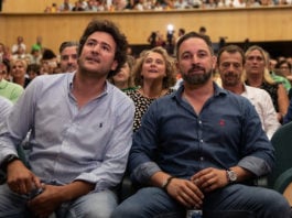 López Maraver y Santiago Abascal durante un acto electoral de VOX en el Teatro Buero Vallejo de Guadalajara.