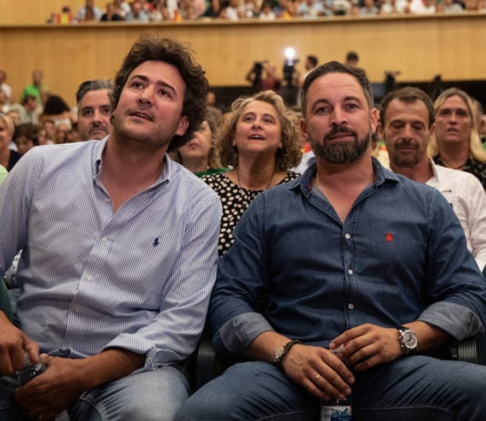 Vox repite por tercera vez a López Maraver como diputado «paracaidista» en Guadalajara López Maraver y Santiago Abascal durante un acto electoral de VOX en el Teatro Buero Vallejo de Guadalajara.