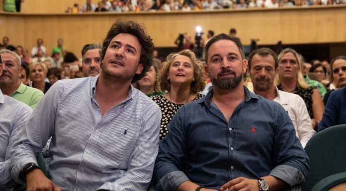 López Maraver «tripite» como diputado paracaidista de Vox en Guadalajara López Maraver y Santiago Abascal durante un acto electoral de VOX en el Teatro Buero Vallejo de Guadalajara.