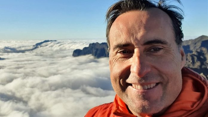 Antonio de Miguel, haciendo cumbre