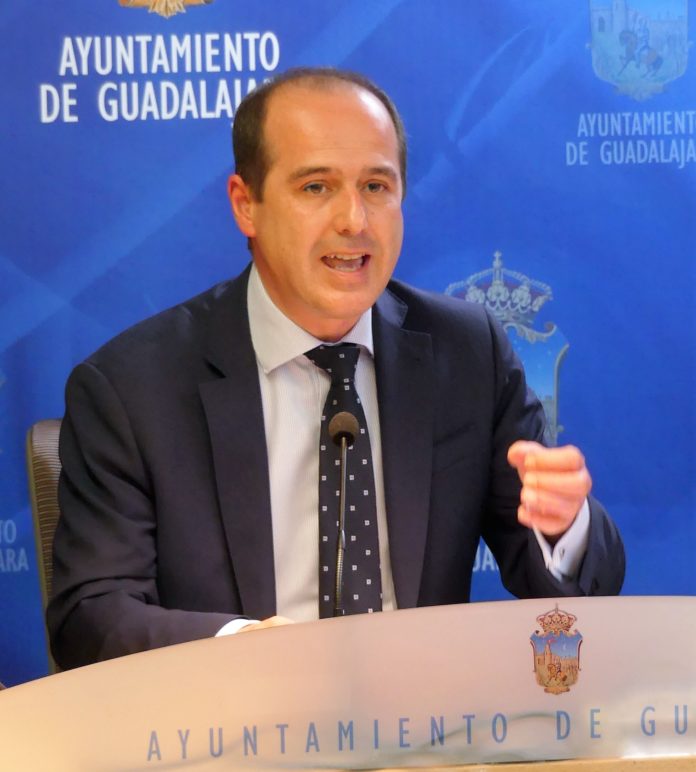 Alberto Rojo, alcalde de Guadalajara, enfático en la rueda de prensa. (Foto La Crónic@) Alberto Rojo