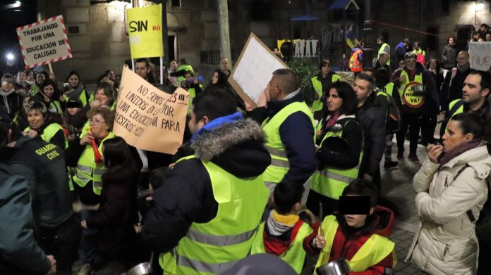 Padres de CEIP 'Señorío de Muriel' de Torrejón del Rey hacen una cacerolada por el traslado de sus hijos a otro colegio.